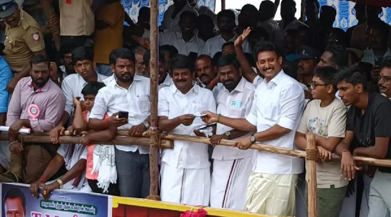 Vijaya Baskar ADMK bull win Trichy Sooriyur Jallikattu Anbil Mahesh Poyyamozhi give prize Tamil News