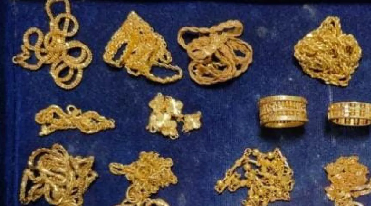Trichy Customs officials seized 22 lakh worth 282 grams of gold Tamil News