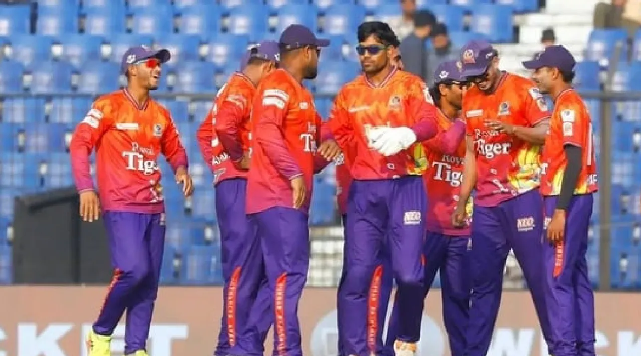 Bus driver locks players kits payment crisis BPL Durbar Rajshahi overseas players stranded in hotel Tamil News