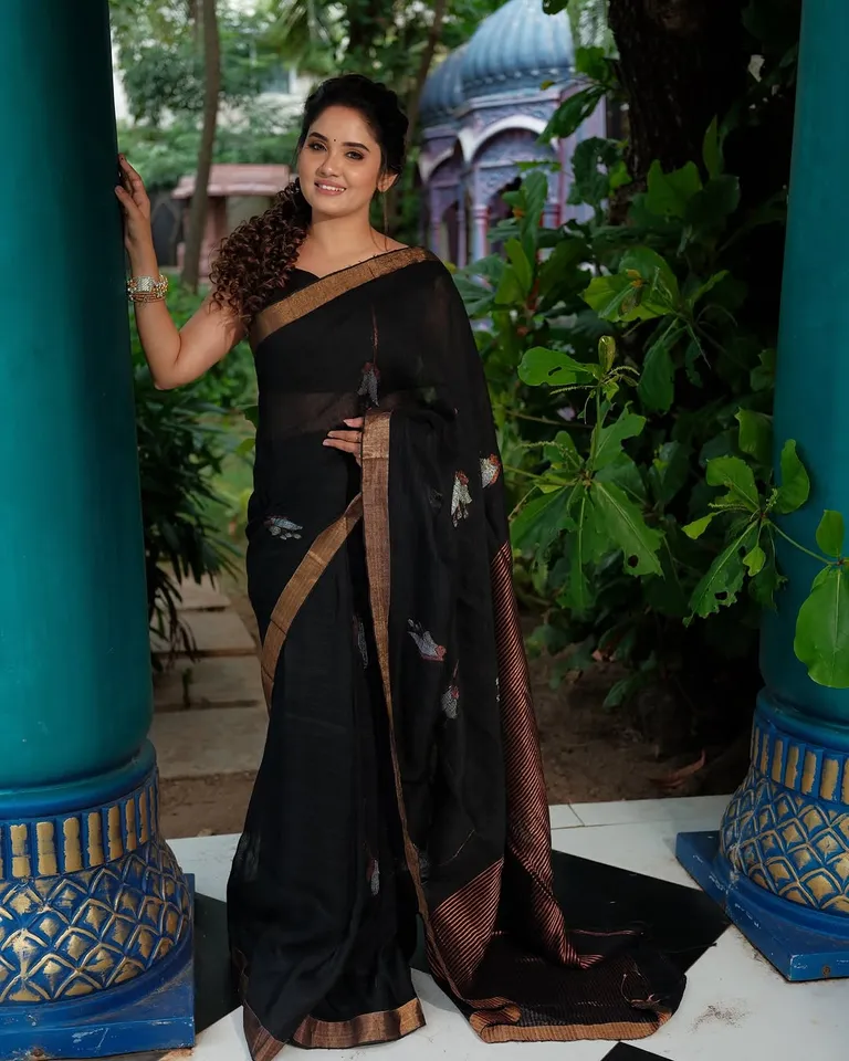 நேச்சுரல் ஃபியூட்டி: ப்ளாக் சேலையில் க்யூட் ரியாக்ஷன்; சீரியல் நடிகை ரீசன்ட் க்ளிக்ஸ்