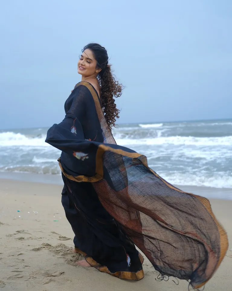 நேச்சுரல் ஃபியூட்டி: ப்ளாக் சேலையில் க்யூட் ரியாக்ஷன்; சீரியல் நடிகை ரீசன்ட் க்ளிக்ஸ்