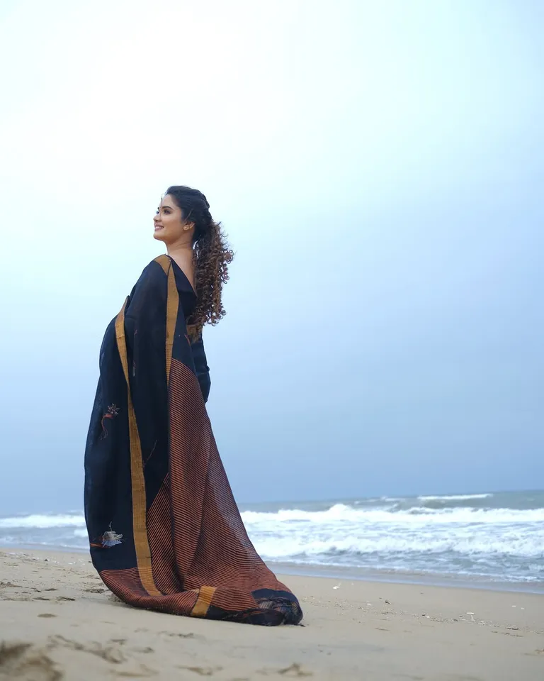 நேச்சுரல் ஃபியூட்டி: ப்ளாக் சேலையில் க்யூட் ரியாக்ஷன்; சீரியல் நடிகை ரீசன்ட் க்ளிக்ஸ்