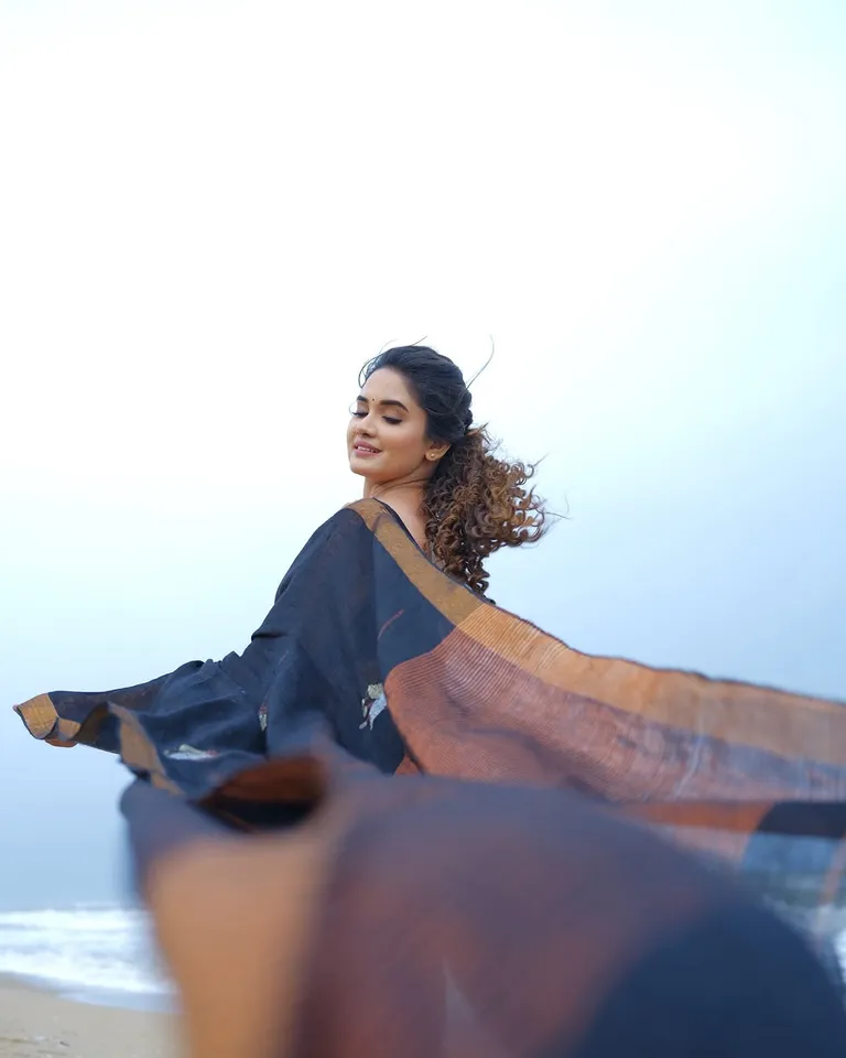 நேச்சுரல் ஃபியூட்டி: ப்ளாக் சேலையில் க்யூட் ரியாக்ஷன்; சீரியல் நடிகை ரீசன்ட் க்ளிக்ஸ்