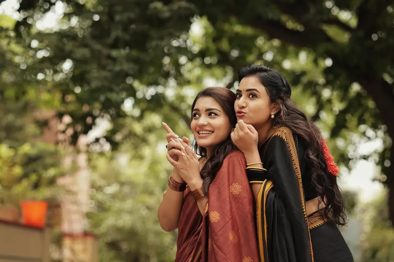 ஒரே ஃபிரேமில் 2 ஸ்டார்ஸ்: சின்னத்திரை நடிகைகள் ஜாலி க்ளிக்ஸ் வைரல்