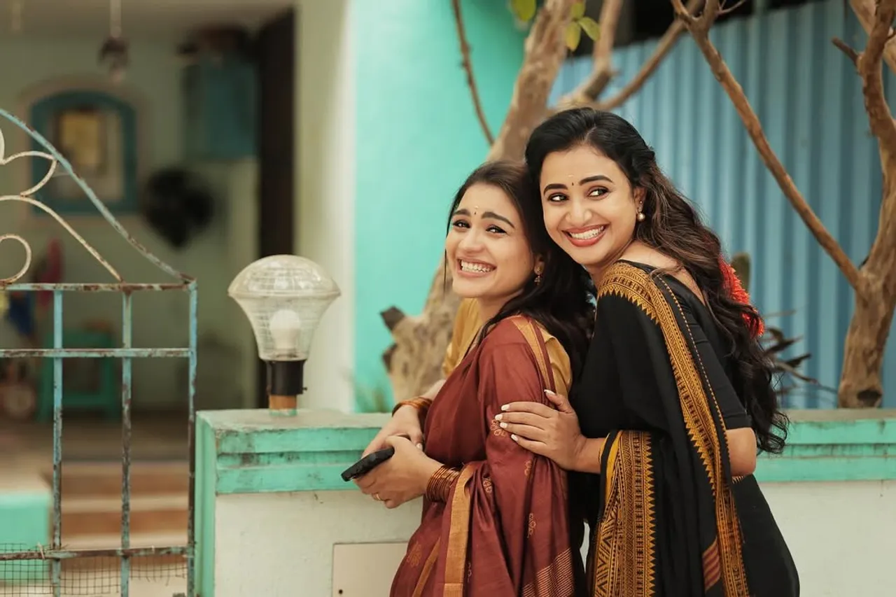 ஒரே ஃபிரேமில் 2 ஸ்டார்ஸ்: சின்னத்திரை நடிகைகள் ஜாலி க்ளிக்ஸ் வைரல்