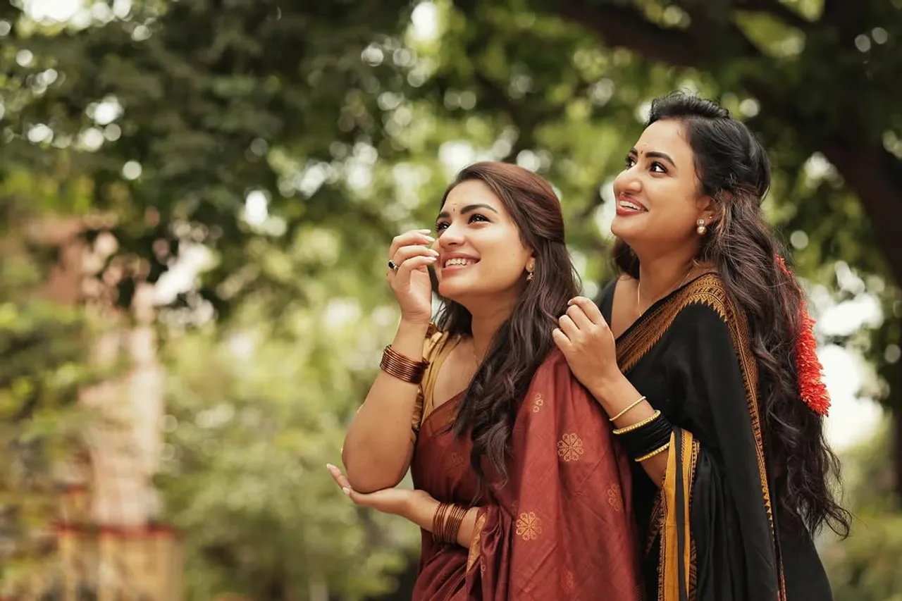 ஒரே ஃபிரேமில் 2 ஸ்டார்ஸ்: சின்னத்திரை நடிகைகள் ஜாலி க்ளிக்ஸ் வைரல்