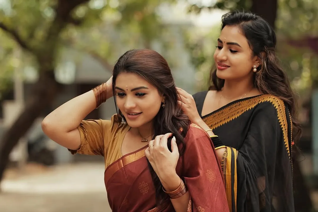 ஒரே ஃபிரேமில் 2 ஸ்டார்ஸ்: சின்னத்திரை நடிகைகள் ஜாலி க்ளிக்ஸ் வைரல்