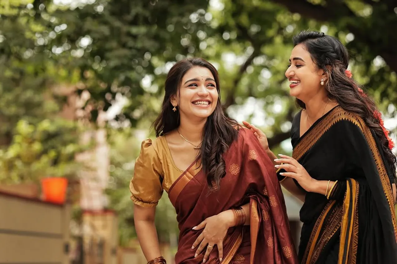 ஒரே ஃபிரேமில் 2 ஸ்டார்ஸ்: சின்னத்திரை நடிகைகள் ஜாலி க்ளிக்ஸ் வைரல்