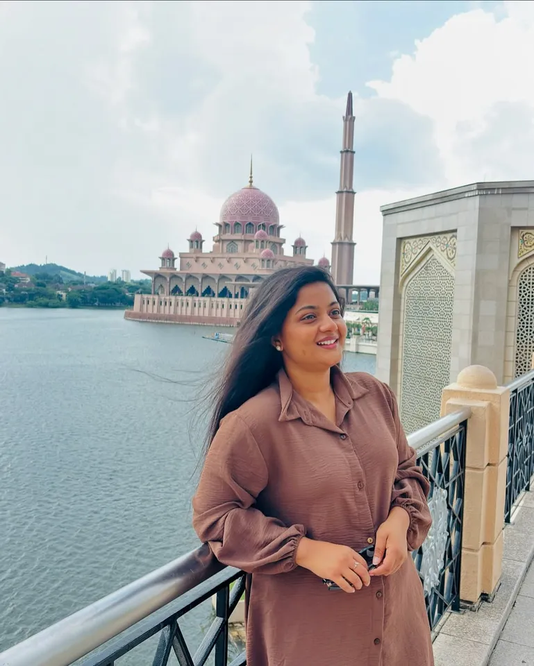மாடர்ன் உடை, கூலிங் க்ளாஸ் அசத்தல்; சிறகடிக்க ஆசை நடிகை மலேசிய க்ளிக்ஸ்!