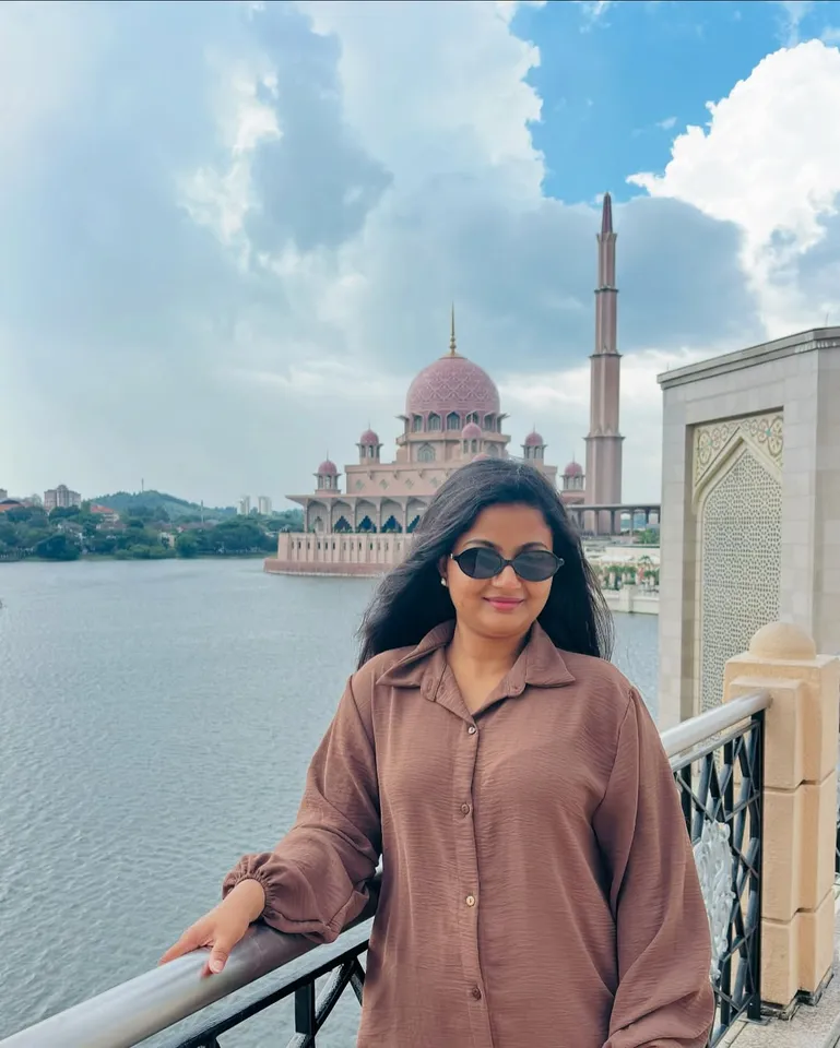 மாடர்ன் உடை, கூலிங் க்ளாஸ் அசத்தல்; சிறகடிக்க ஆசை நடிகை மலேசிய க்ளிக்ஸ்!