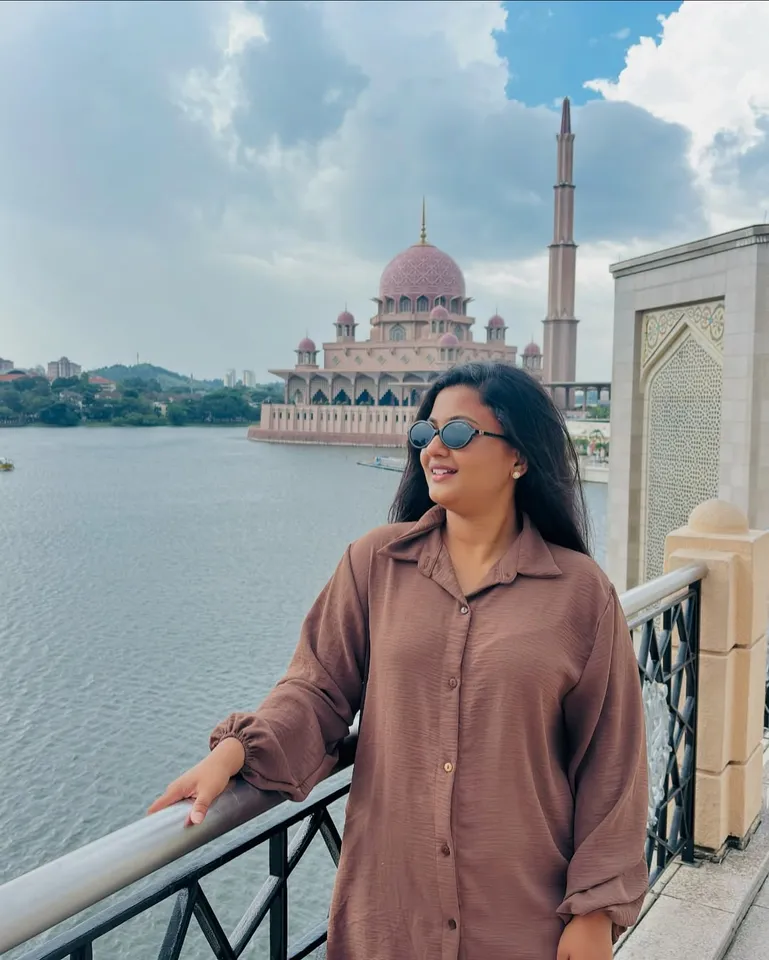 மாடர்ன் உடை, கூலிங் க்ளாஸ் அசத்தல்; சிறகடிக்க ஆசை நடிகை மலேசிய க்ளிக்ஸ்!