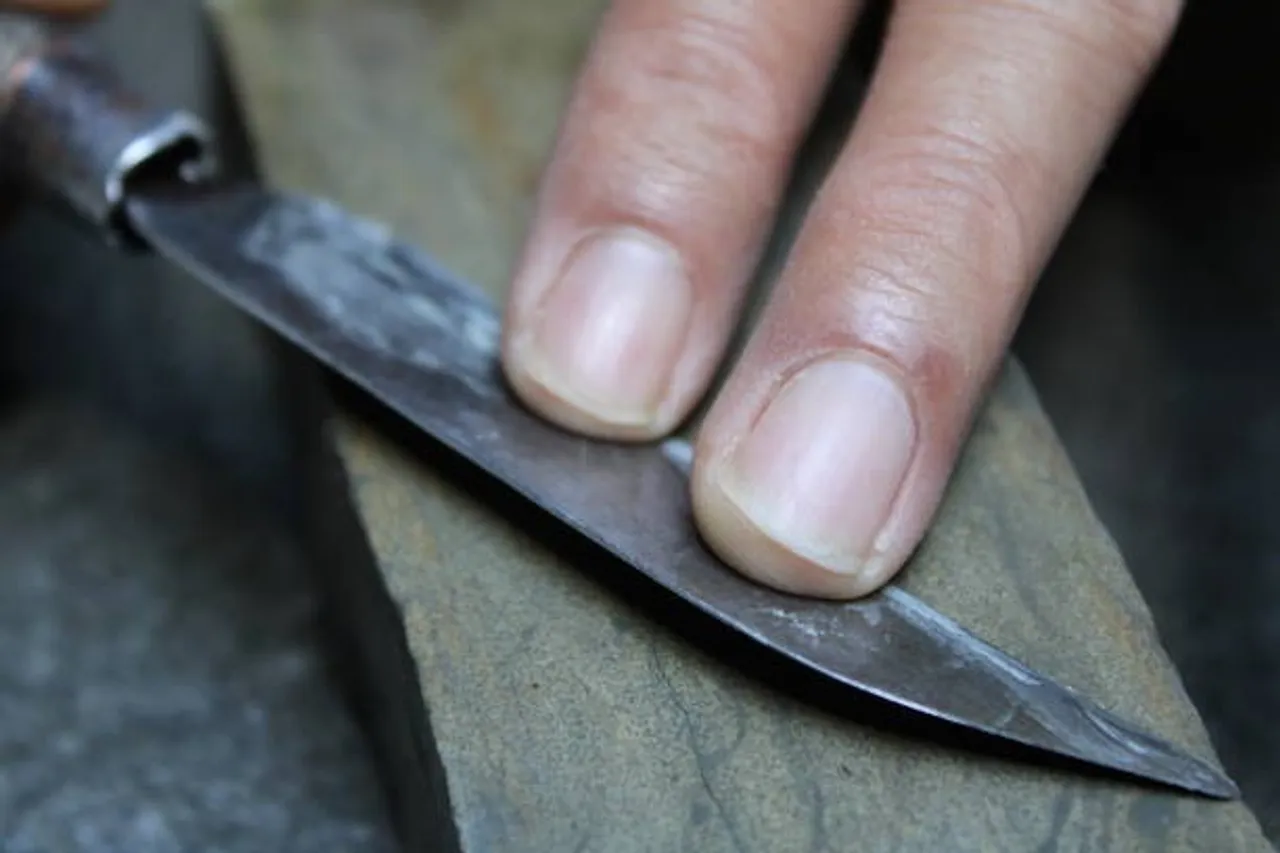 How to sharpen knife scissors at home