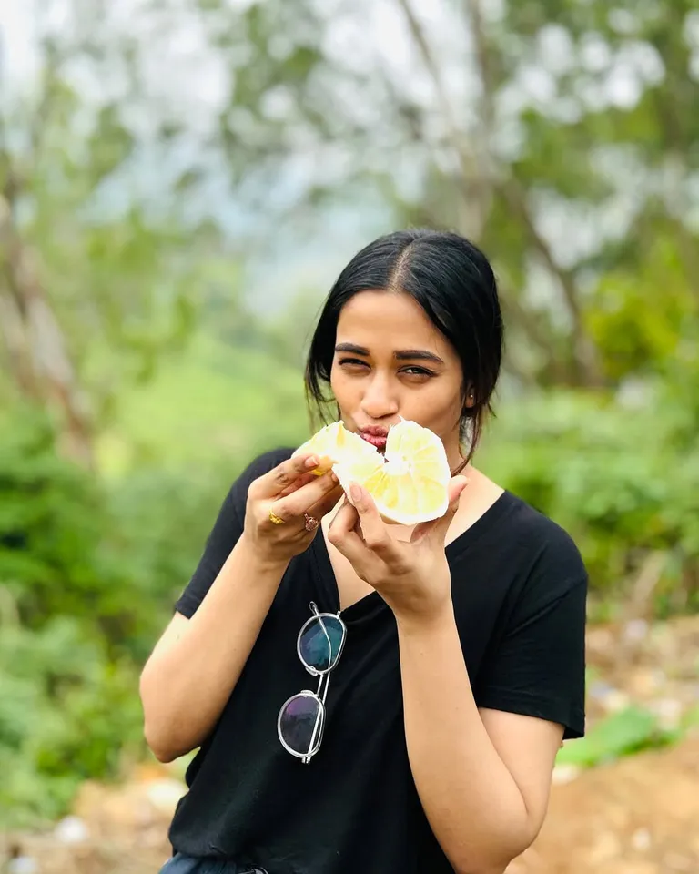 இதுல அழகான போட்டோவ கண்டுபிடிங்க; டெஸ்ட் வைத்த நடிகை காவியா: நீங்க ட்ரை பண்றீங்களா?