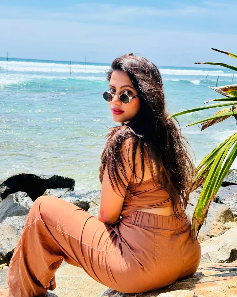 கடற்கரையில் கலக்கும் எதிர்நீச்சல் நடிகை: ஸ்ரீலங்கா க்ளிக்ஸ் வைரல்