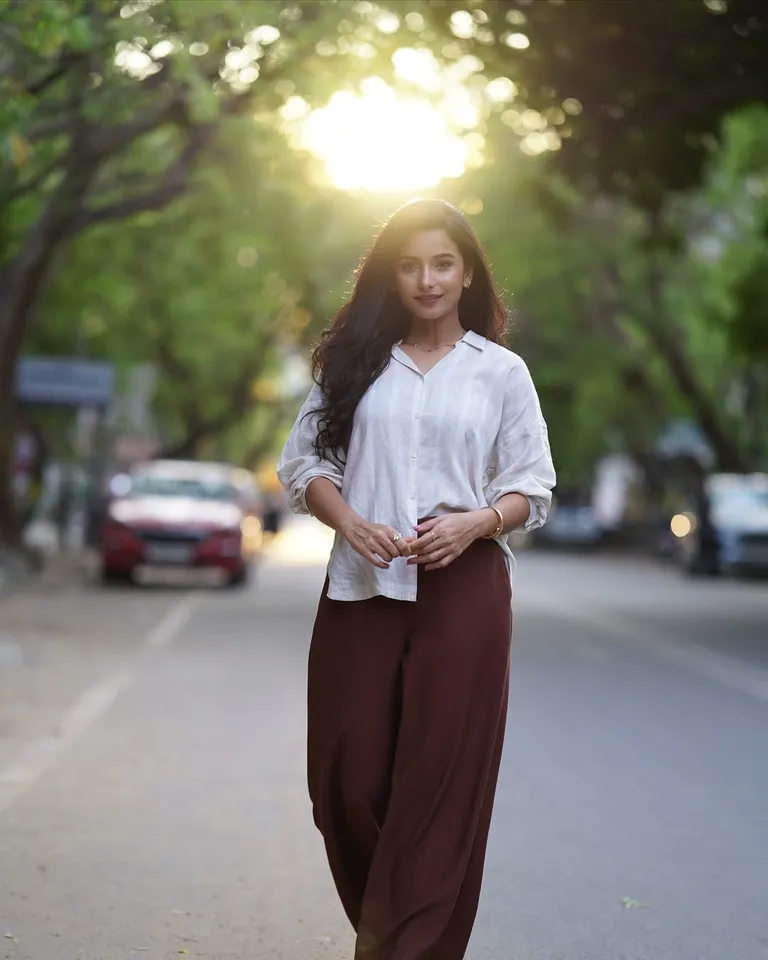 லுக்கிங் ஸ்மார்ட், தாய்லாந்தில் வாங்கிங்: நடிகை லாவண்யா வைரல் க்ளிக்ஸ்