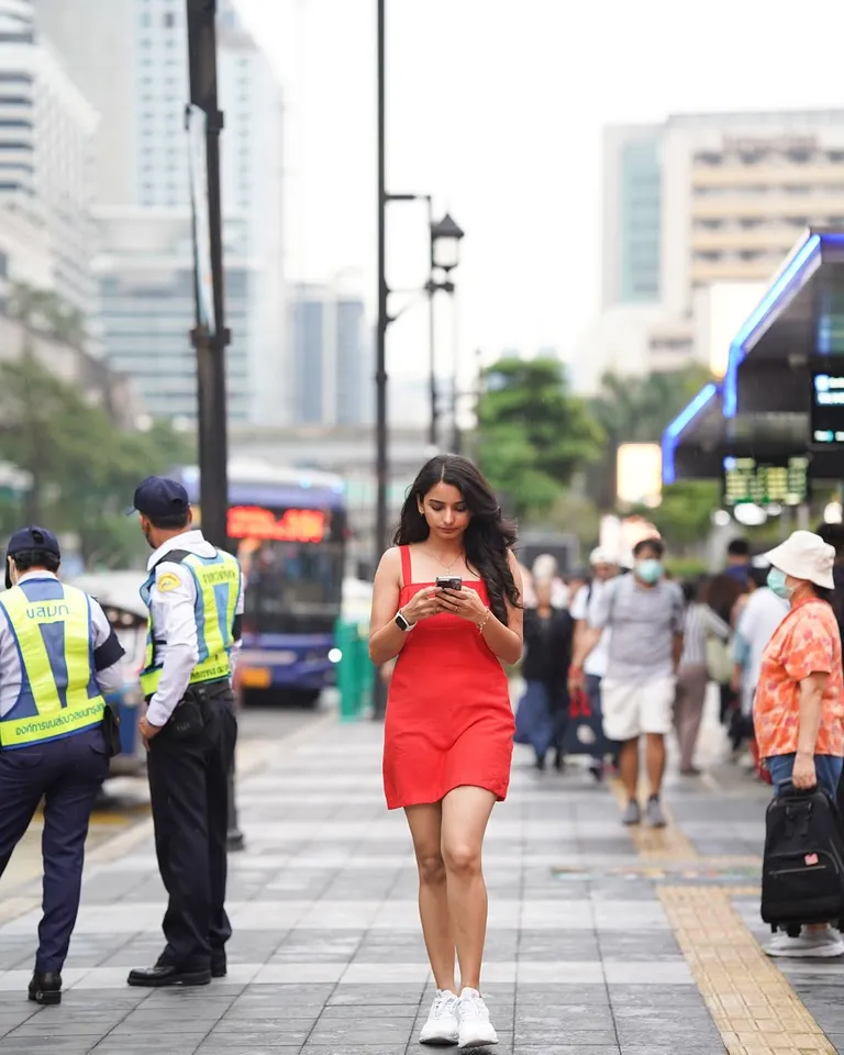 லுக்கிங் ஸ்மார்ட், தாய்லாந்தில் வாங்கிங்: நடிகை லாவண்யா வைரல் க்ளிக்ஸ்