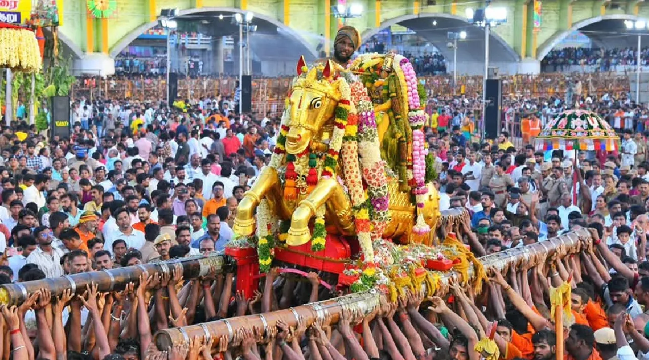 kallazhagar dressed in green silk rose from the vaigai river