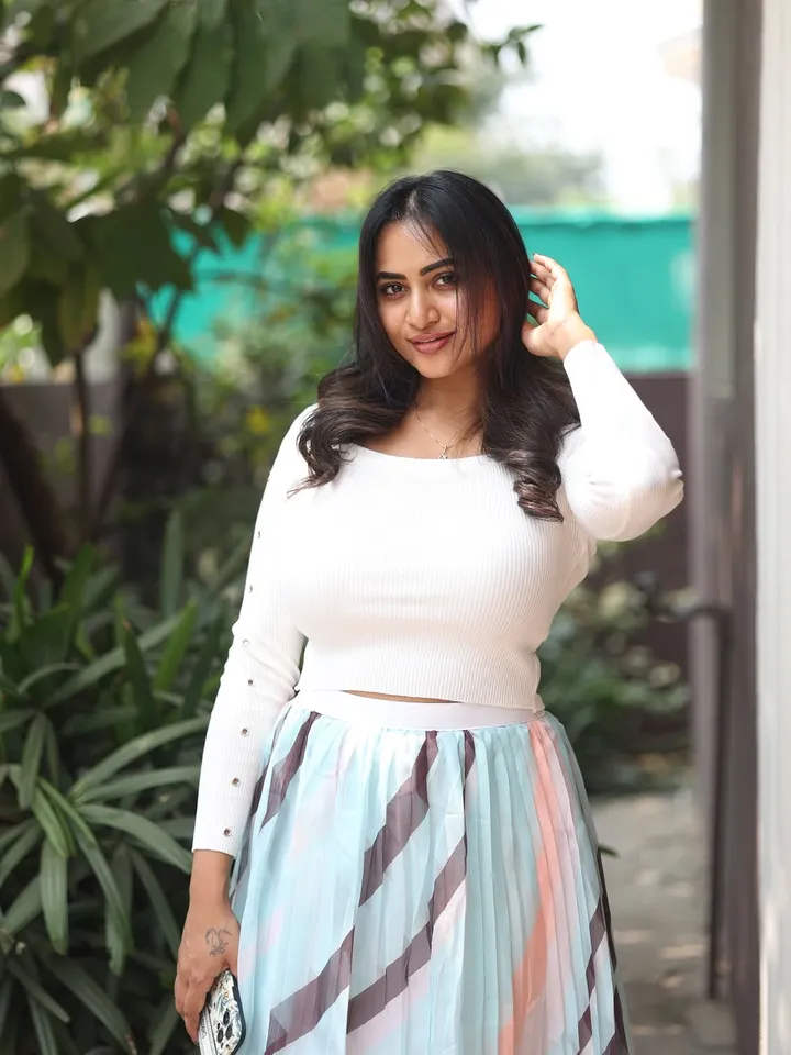 ஒரே ட்ரஸ் தான்... ஆனா போஸ் மட்டும் டிஃப்ரண்ட்: சீரியல் நடிகை வைரல் க்ளிக்ஸ்!
