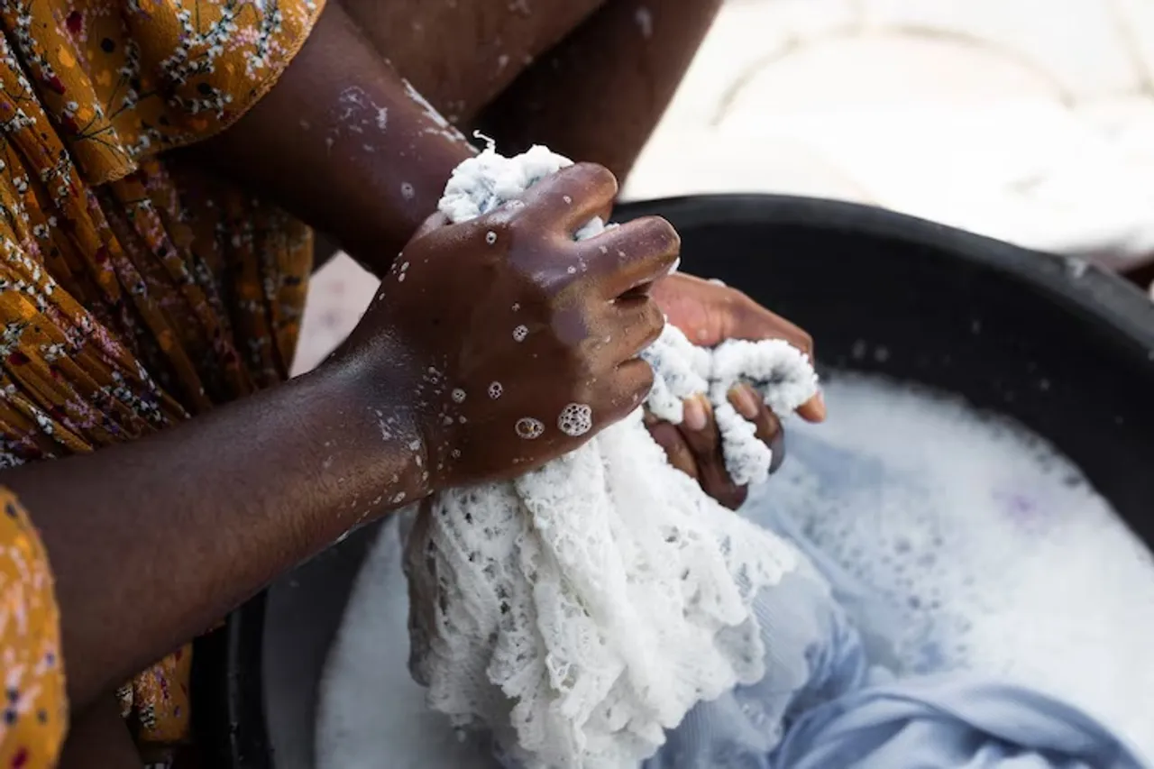 How to wash a white shirt