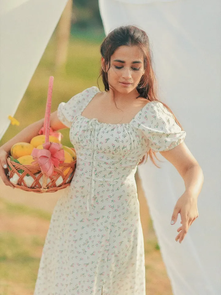 ஒரு பூச்செடியில் இவரை எப்படி கண்டுபிடிப்பது? பிரபல சீரியல் நடிகை லேட்டஸ்ட் க்ளிக்ஸ்