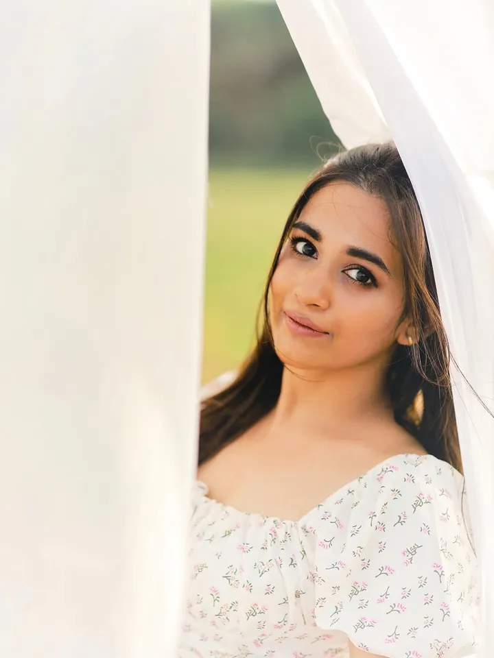 ஒரு பூச்செடியில் இவரை எப்படி கண்டுபிடிப்பது? பிரபல சீரியல் நடிகை லேட்டஸ்ட் க்ளிக்ஸ்
