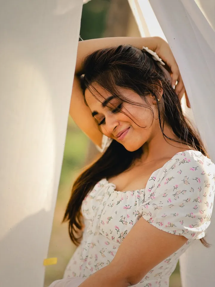 ஒரு பூச்செடியில் இவரை எப்படி கண்டுபிடிப்பது? பிரபல சீரியல் நடிகை லேட்டஸ்ட் க்ளிக்ஸ்