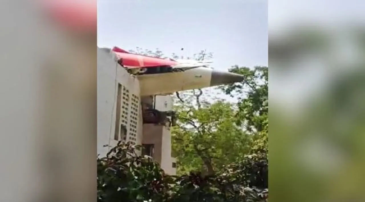 Boeing shares fall after Air India plane crashes minutes after takeoff in Ahmedabad Tamil News 