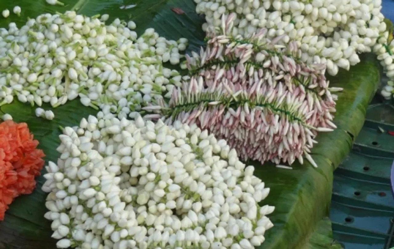 Poo kattuvathu eppadi