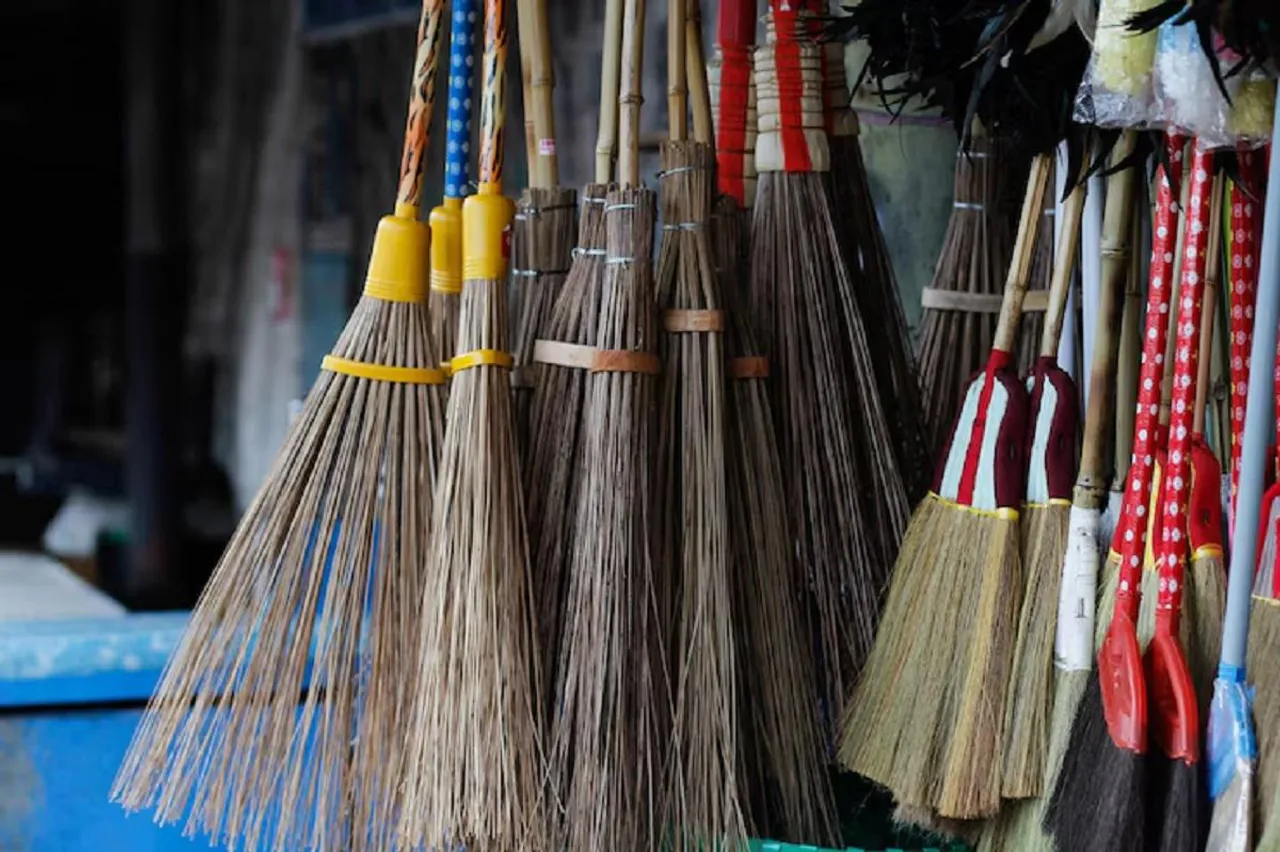 Broom freepik