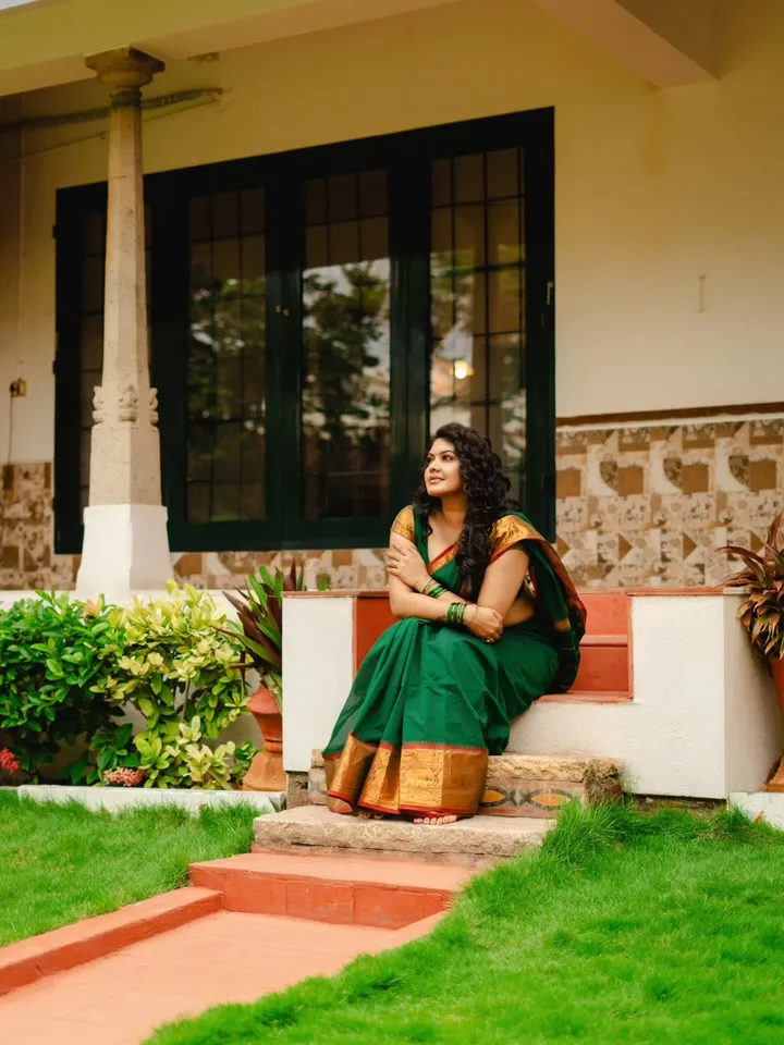 சுருட்டை முடி... சூப்பரான பாரம்பரிய சேலை: தோற்றத்தை மாற்றிய சீரியல் நடிகை
