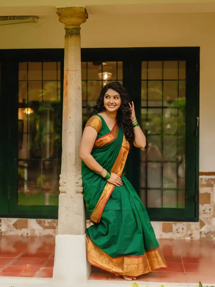 சுருட்டை முடி... சூப்பரான பாரம்பரிய சேலை: தோற்றத்தை மாற்றிய சீரியல் நடிகை
