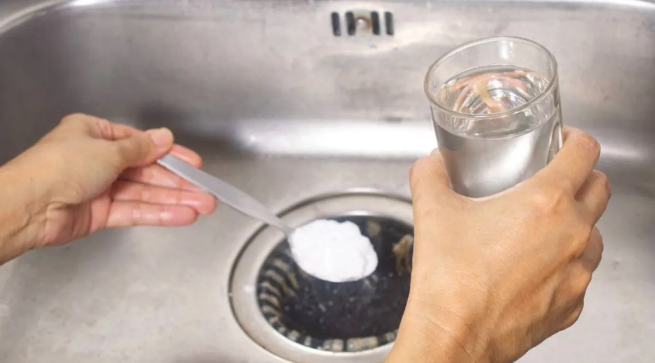 Unblocking-drain-pipe-with-bicarbonate-of-soda-e17