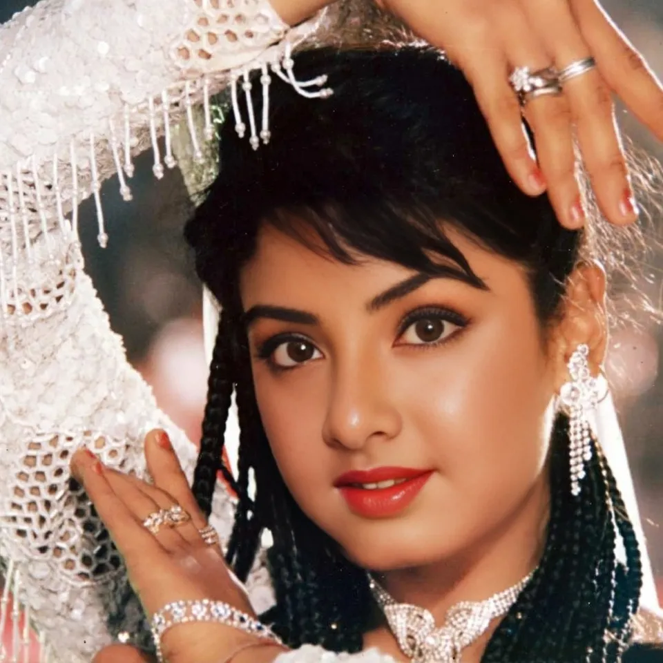 Divya Bharti Bollywood actress 13 hit movies died at 19 Tamil News