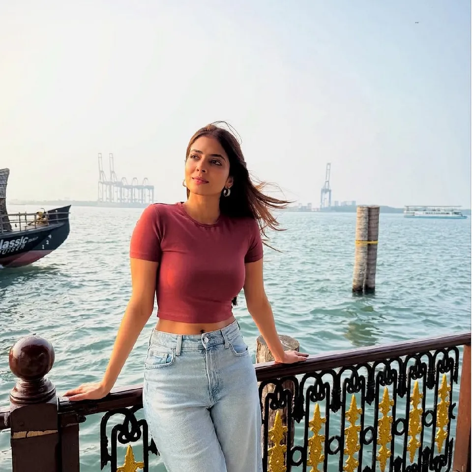 Actress Malavika Mohanan childhood photo going viral Tamil News