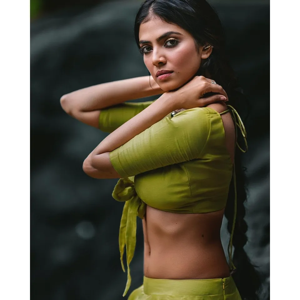 Actress Malavika Mohanan childhood photo going viral Tamil News