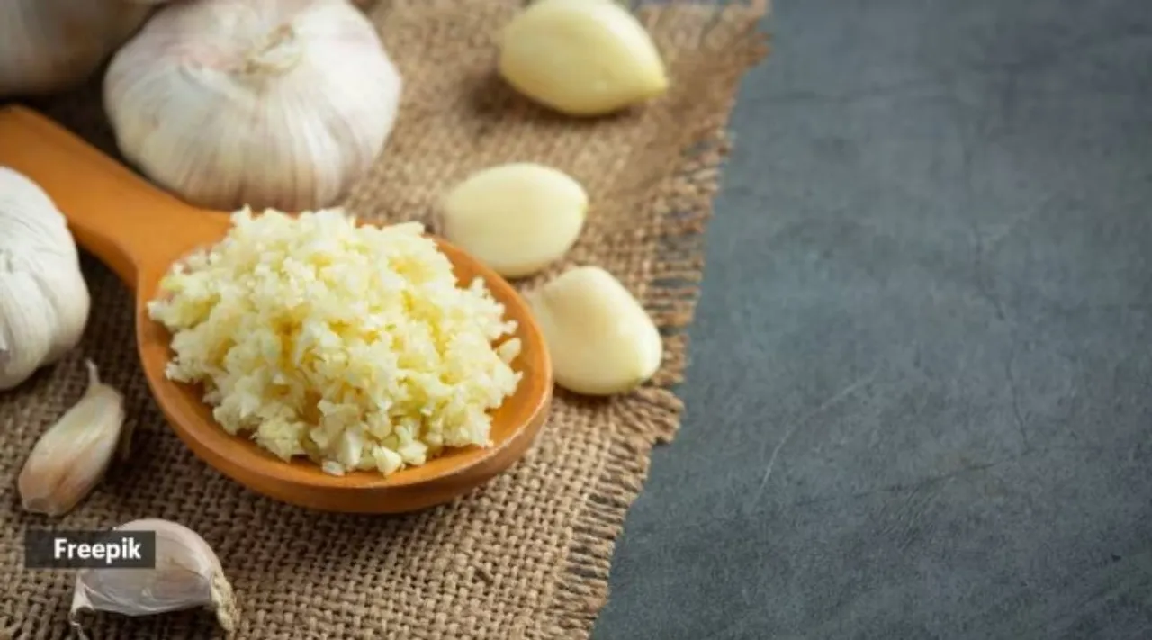 fresh raw garlic ready cook
