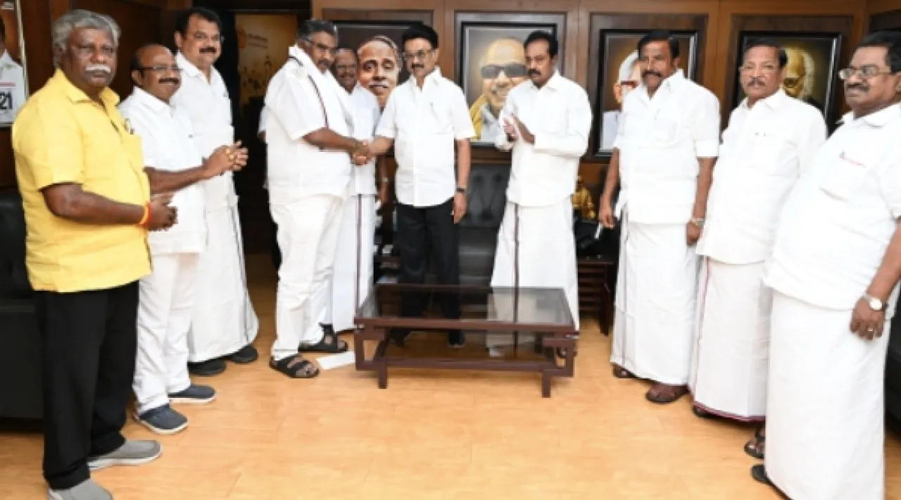Pudukkottai former ADMK MLA VR Karthik Thondaiman join DMK Tamil News