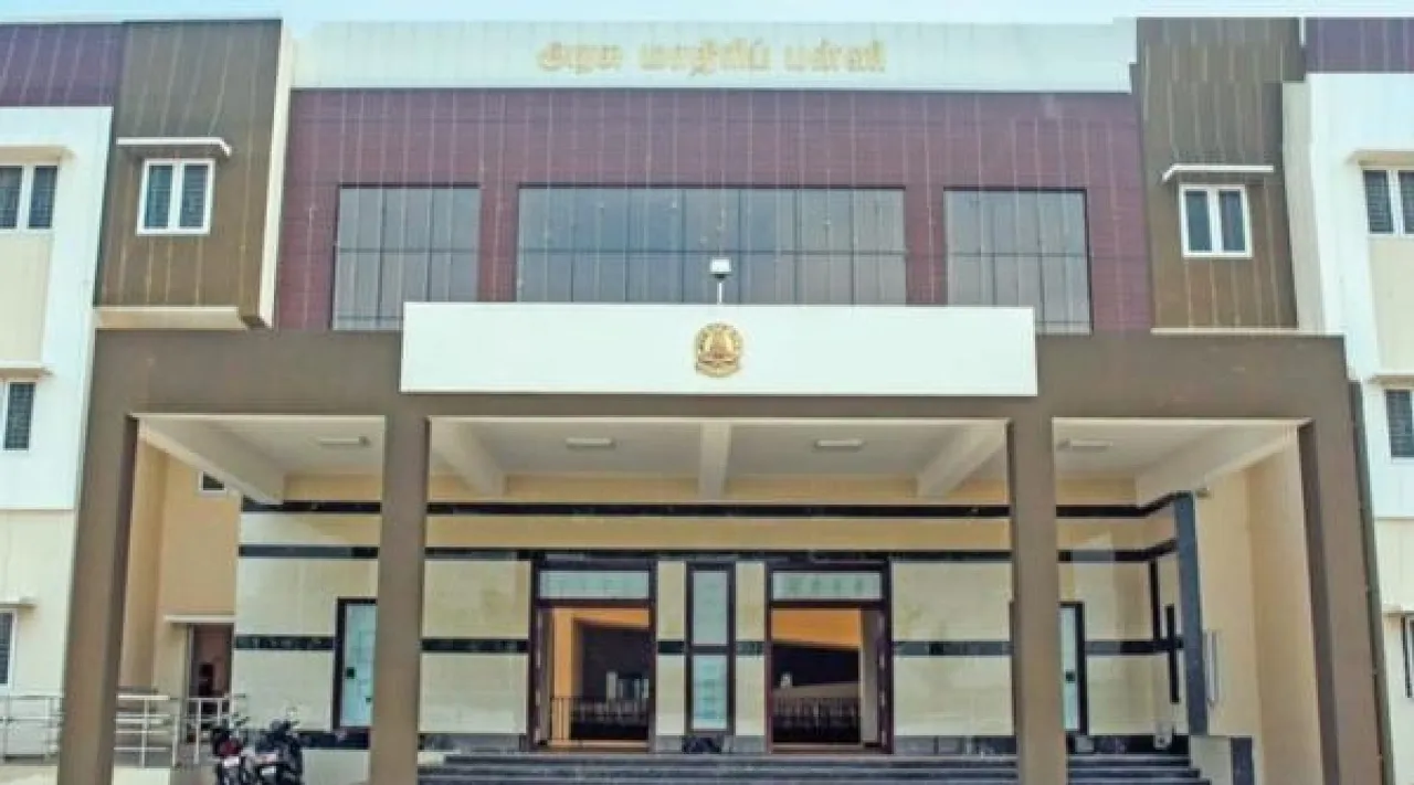 Trichy Thiruverumbur Thuvakudi model school students suicide head master transfer Tamil News