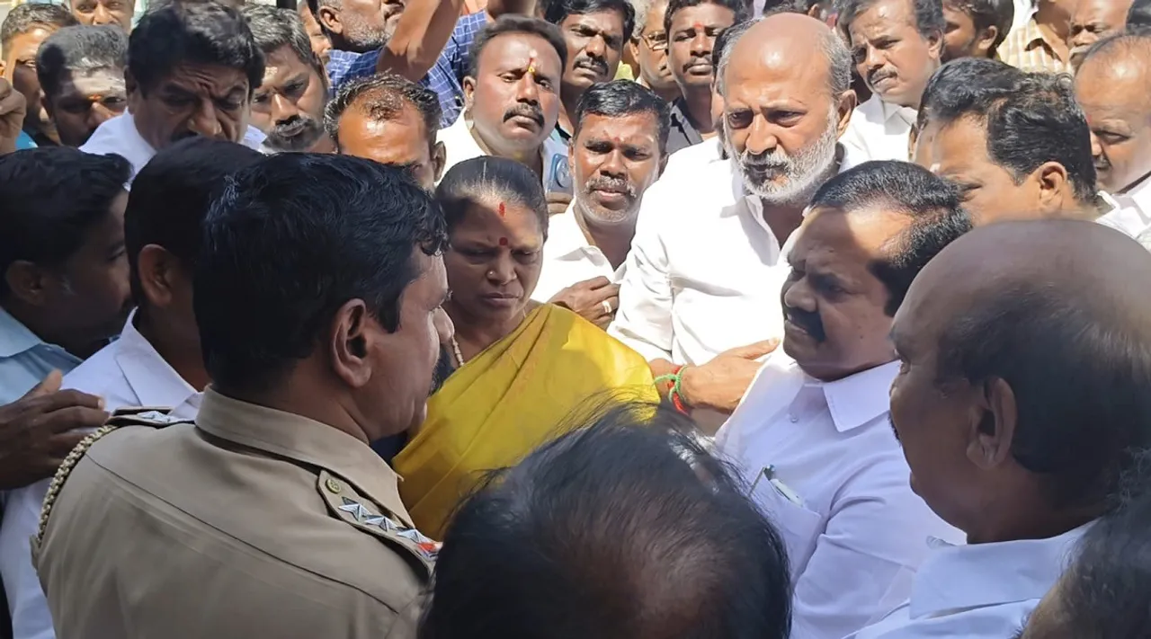 trichy admk banner protest