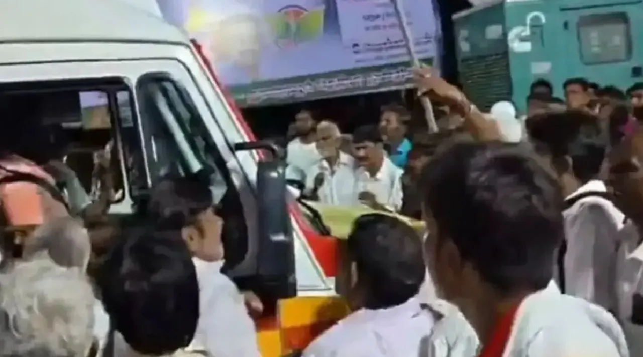 Trichy Thuraiyur case booked against AIADMK 14 cadres for allegedly obstructed 108 ambulance driver Edappadi  Palaniswami address Tamil News
