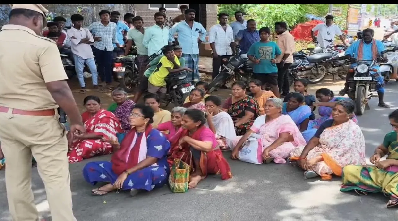 Sivaganga youth Mysterious death Relatives block road traffic affected Tamil News