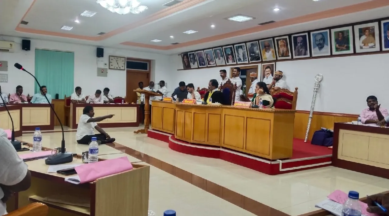 Trichy Corporation meeting DMK councilors hold dharna protest over tender irregularities Tamil News