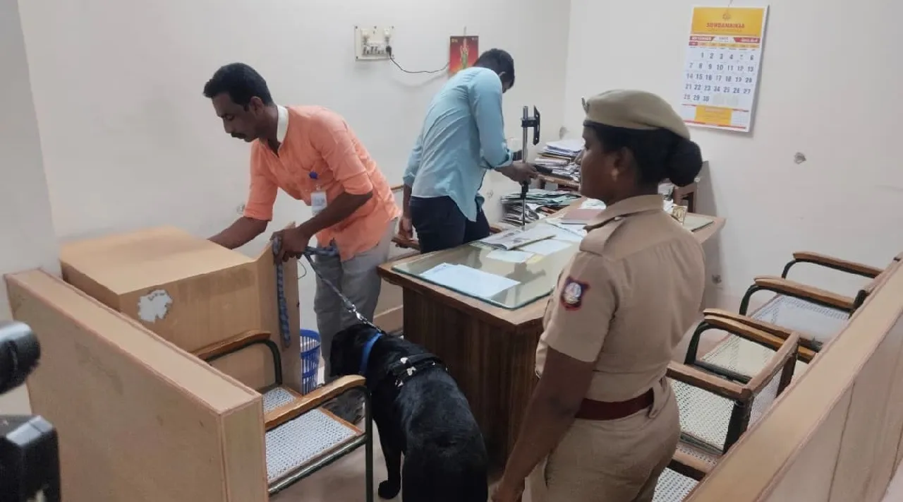 Trichy Bomb blast threat email Collector office  Tamil News