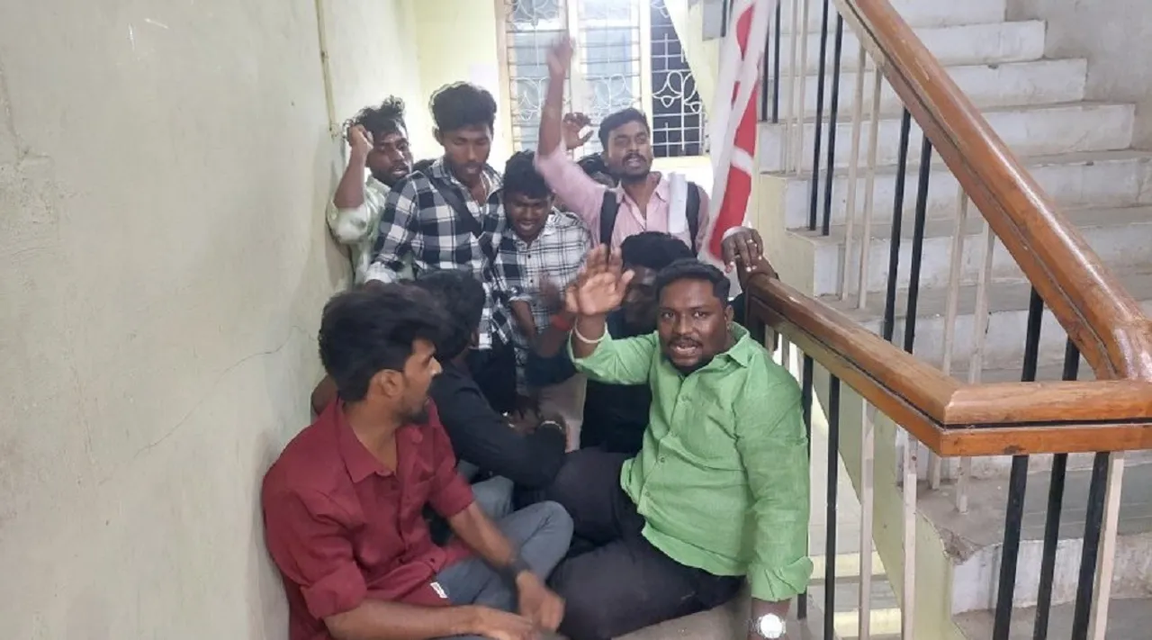 SFI protest Trichy ceo