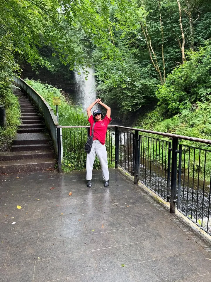 Dear diary,Today I went to Glencar Waterfalls.The sun forgot to sleep,and the mountains were wra (2)