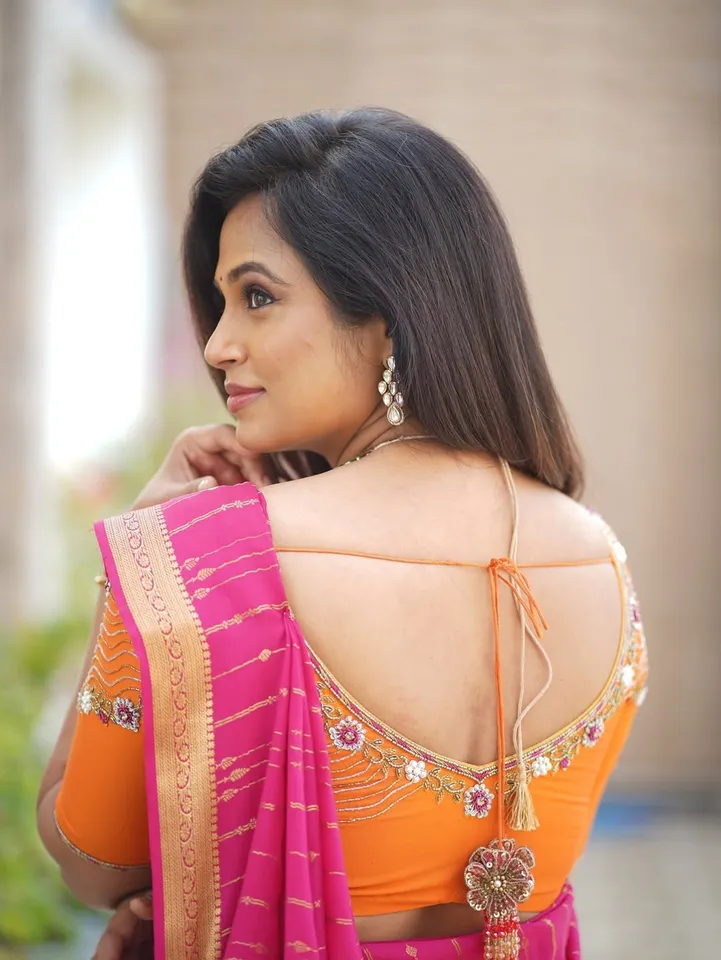 🧡🩷The radiant @actress_ramyapandian drapes herself in our hand crafted couture blouse, where e