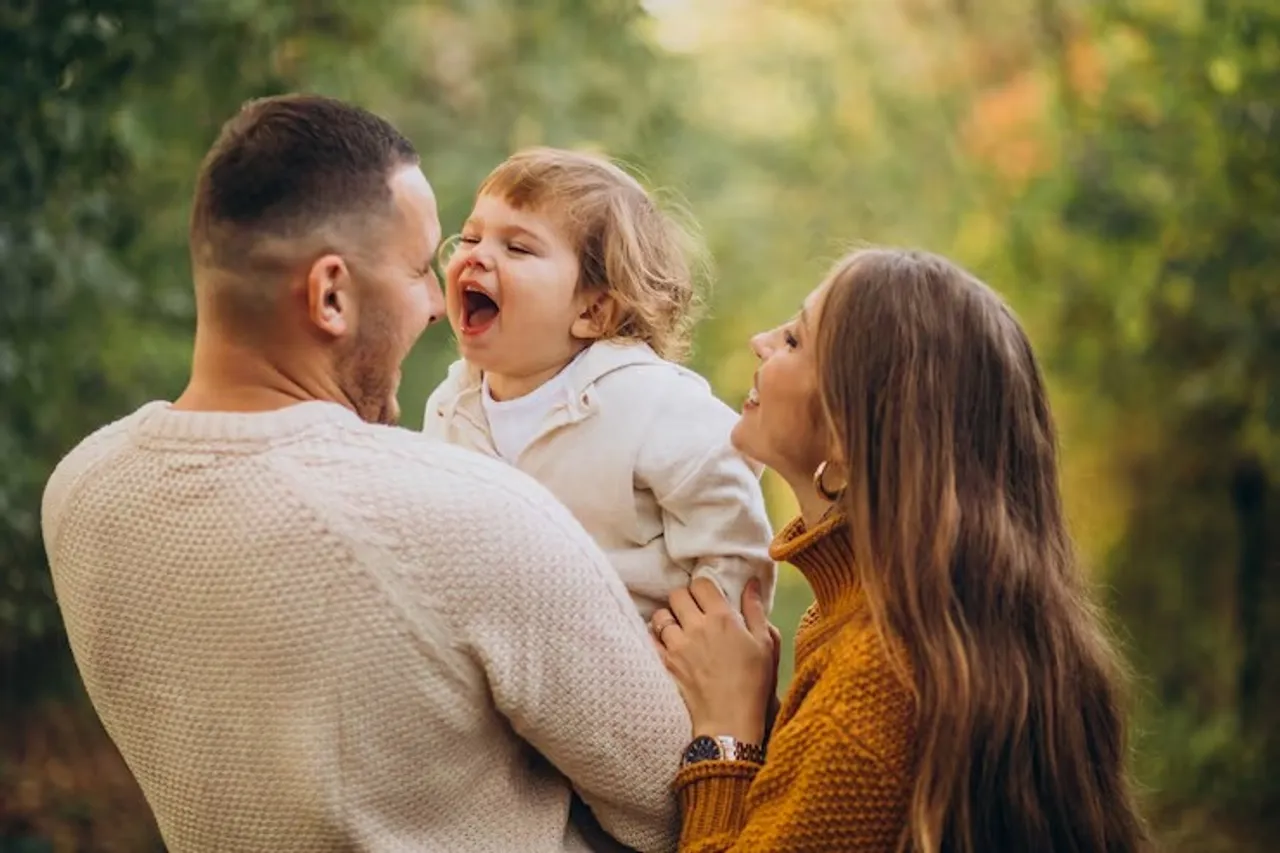 young-family-with-children-autumn-park_1303-25421