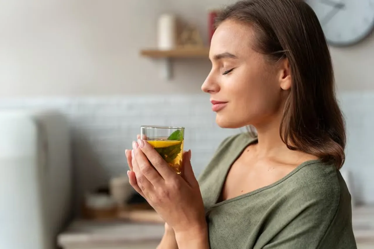 person-drinking-kombucha-home-kitchen_52683-101209