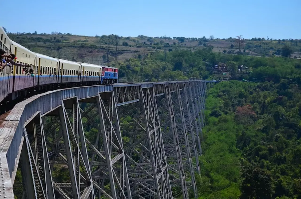 closeup-goteik-viaduct-railway-myanmar_181624-40061