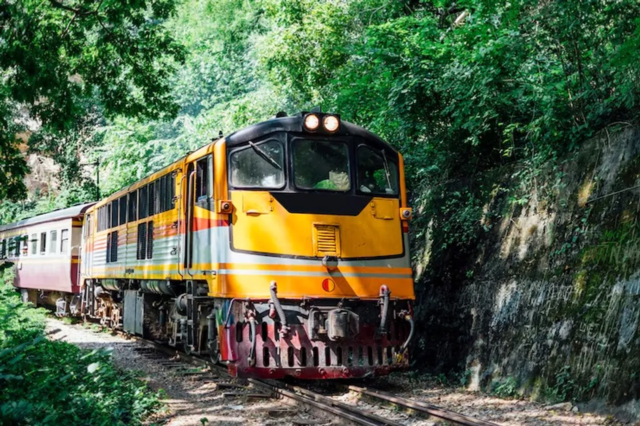 old-train-thailand_1150-10765